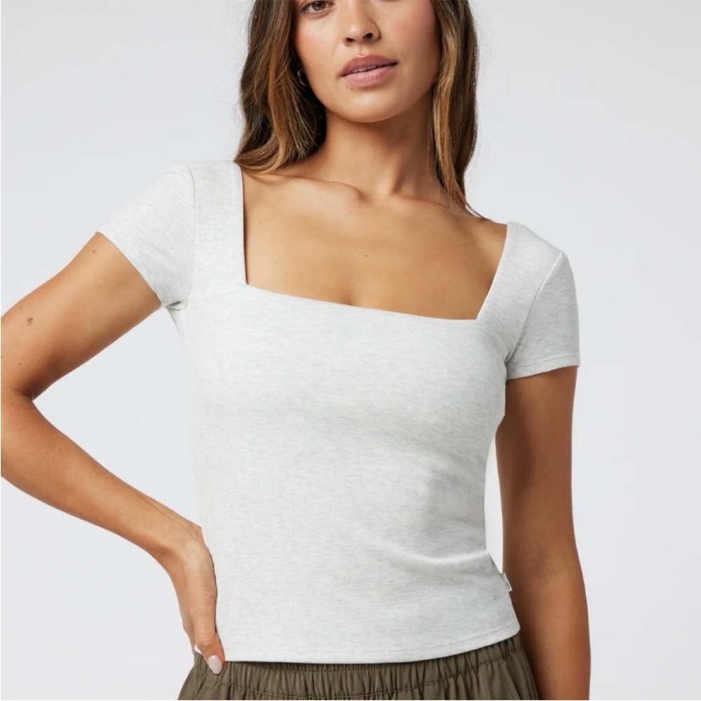 Pose scoop back tee